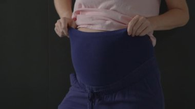Şık hamile pantolonu, anne beklentileri için rahat bir göbek, şık, pratik ve anneliğe yolculuk için mükemmel. Yavaş çekim videosu