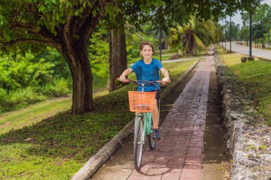 Erkek turist Meksika 'nın Bacalar köyünde bisiklet sürüyor. Quintana Roo seyahati, manzaralı bisiklet yolları ve çevre dostu keşif konsepti..