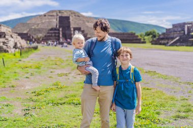 Teotihuacan, Meksika 'yı keşfeden küçük çocukları ve çocuklarıyla baba. Kültür mirası, antik kalıntılar ve arkeolojik macera konsepti.