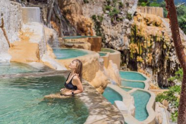 Grutas Tolantongo, Meksika 'nın kaplıcalarında kadın turist. Macera, rahatlama ve doğal sağlık konsepti..