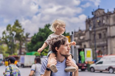 Katedral Metropolitana de la Ciudad de Mexico 'nun önündeki baba ve oğul teröristleri. Kültürel keşif, tarihi mimari ve seyahat deneyimi konsepti.