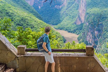 Sumidero Canyon Ulusal Parkı 'nı keşfeden erkek turist. Macera, doğal keşif ve seyahat deneyimi konsepti.