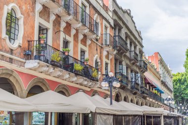 Puebla, Meksika 'nın renkli koloni sokakları. Canlı mimari, kültürel miras ve tarihi cazibe kavramı..