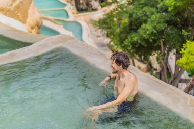 Grutas Tolantongo, Meksika 'nın kaplıcalarında erkek turist. Macera, rahatlama ve doğal sağlık konsepti..