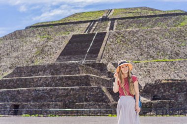 Teotihuacan, Meksika 'yı keşfeden kadın turist. Kültür mirası, antik kalıntılar ve arkeolojik macera konsepti.