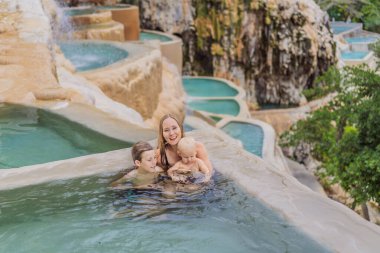 Anne ve çocukları Grutas Tolantongo, Meksika 'nın kaplıcalarında banyo yapıyorlar. Aile macerası, rahatlama ve doğal sağlık konsepti..