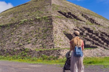 Anne ve oğul turistler Teotihuacan, Meksika 'yı keşfediyorlar. Kültür mirası, antik kalıntılar ve arkeolojik macera konsepti.