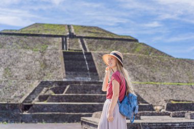Teotihuacan, Meksika 'yı keşfeden kadın turist. Kültür mirası, antik kalıntılar ve arkeolojik macera konsepti.