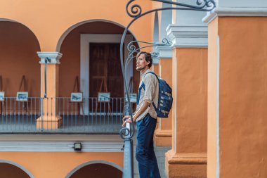 Biblioteca Palafoxiana Palafoxiana Kütüphanesi, Puebla, Meksika 'da erkek turist. Kültürel keşif, tarih ve seyahat deneyimi konsepti.