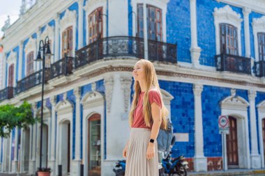 Villahermosa, Meksika 'da Casa de los Azulejos' un önündeki kadın turist. Quintana Roo seyahati, kültürel keşif ve tarihi mimari konsepti..