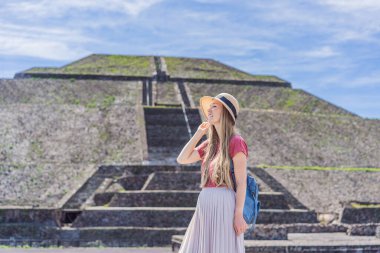 Teotihuacan, Meksika 'yı keşfeden kadın turist. Kültür mirası, antik kalıntılar ve arkeolojik macera konsepti.