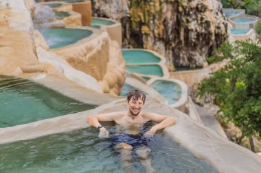 Grutas Tolantongo, Meksika 'nın kaplıcalarında erkek turist. Macera, rahatlama ve doğal sağlık konsepti..