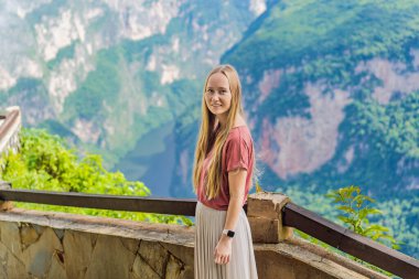 Sumidero Canyon Ulusal Parkı 'nı keşfeden kadın turist. Macera, doğal keşif ve seyahat deneyimi konsepti.