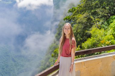 Sumidero Canyon Ulusal Parkı 'nı keşfeden kadın turist. Macera, doğal keşif ve seyahat deneyimi konsepti.
