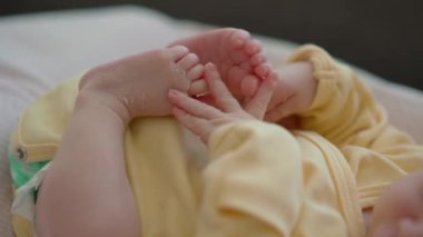 Yeni doğmuş bebeklerin derisi soyulmuş, yeni doğanlarda sıkça rastlanan bir bebek bacakları videosu. Bebek teninin narin doğasını ve nazik bakımın önemini vurgulayan detaylı ve hassas bir bakış açısı