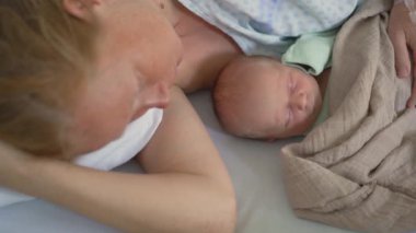 Genç bir kadın hastane yatağında, yanında yeni doğmuş çocuğuyla yatıyor. Hassas ve duygusal bir bağ kurma, aşk ve klinik ortamda anneliğin başlangıcı.