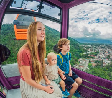 Anne ve iki oğlu Meksika, Orizaba 'da teleferiğe binmişler. Şehrin panoramik manzaralı, yemyeşil dağlı ve ikonik manzaralı bir aile macerası. Aile bağları, seyahat ve...