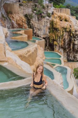 Grutas Tolantongo, Meksika 'nın kaplıcalarında kadın turist. Macera, rahatlama ve doğal sağlık konsepti..