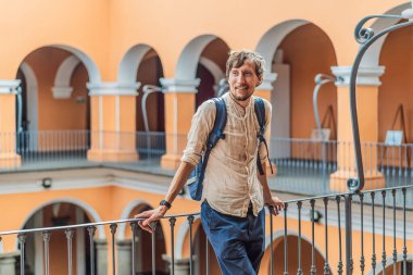 Biblioteca Palafoxiana Palafoxiana Kütüphanesi, Puebla, Meksika 'da erkek turist. Kültürel keşif, tarih ve seyahat deneyimi konsepti.