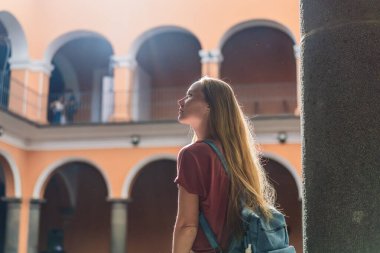 Meksika Puebla 'daki tarihi Biblioteca Palafoxiana Palafoxiana Kütüphanesini keşfeden kadın turist. UNESCO 'nun Dünya Mirası sahasında tarih ve edebiyat arasında kültürel bir yolculuk.