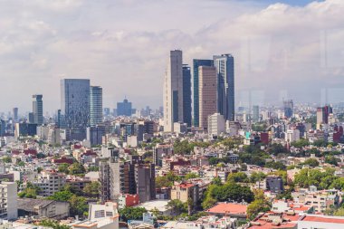 Yukarıdan Mexico City 'nin panoramik manzarası genişleyen şehir manzarasını, ikonik simgeleri ve canlı kültürü sergiliyor. Şehir manzarası, seyahat ve mimari konsepti.