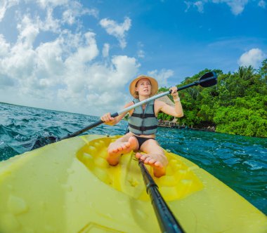 Meksika, Bacalar Gölü 'nün sakin turkuaz sularında doğal güzelliklerle çevrili değişmemiş bir turist kanosu. Barışçıl bir tropikal ortamda macera, rahatlama ve açık hava seyahati kavramı