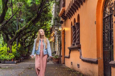 Condesa, Mexico City 'nin verimli sokaklarını keşfeden bir kadın turist. Canlı bir şehir vahasında aile macerası. Latin Amerika 'da seyahat, aile bağı ve şehir yeşilliği kavramı.