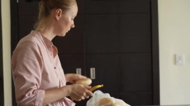 Genç bir kadın mutfakta yemek pişiriyor ve lezzetli bir ev yemeği hazırlamaya odaklanıyor. Sıcacık bir ortamda ev yapımı, yaratıcılık ve aşçılık keyfi.