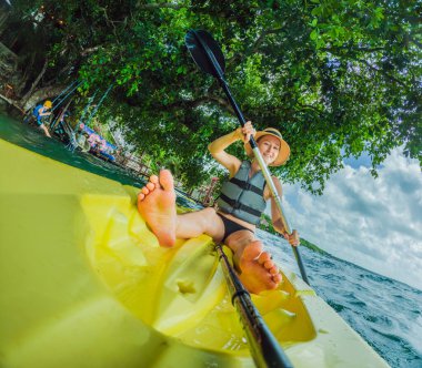Meksika, Bacalar Gölü 'nün sakin turkuaz sularında doğal güzelliklerle çevrili değişmemiş bir turist kanosu. Barışçıl bir tropikal ortamda macera, rahatlama ve açık hava seyahati kavramı
