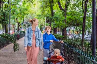 Anne ve iki oğlu Meksika, Condesa 'nın yemyeşil sokaklarını keşfediyorlar. Canlı bir şehir vahasında aile macerası. Latin Amerika 'da seyahat, aile bağı ve şehir yeşilliği kavramı.