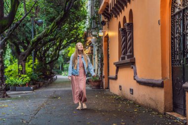 Condesa, Mexico City 'nin verimli sokaklarını keşfeden bir kadın turist. Canlı bir şehir vahasında aile macerası. Latin Amerika 'da seyahat, aile bağı ve şehir yeşilliği kavramı.