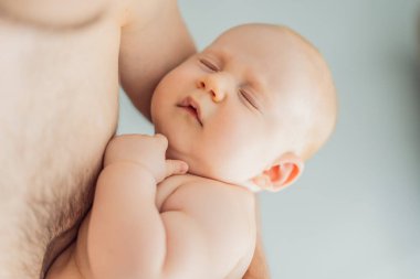 Bir bebek babasının kollarında huzur içinde uyuyakalır, ten tene. Yürek ısıtan ve samimi bir sevgi, bağlılık ve ebeveynlik anı baba ve çocuk arasındaki derin bağı gözler önüne seriyor..