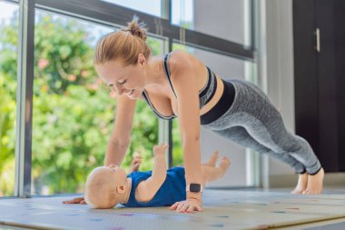 Bir anne, 3 aylık bebeğiyle spor yapar. Spor salonuna uyum sağlar ve neşeli bir rutine bürünür. Yürek ısıtan bir ebeveyn, sevgi ve sağlıklı bir yaşam tarzı. Aile, bakım ve aktif