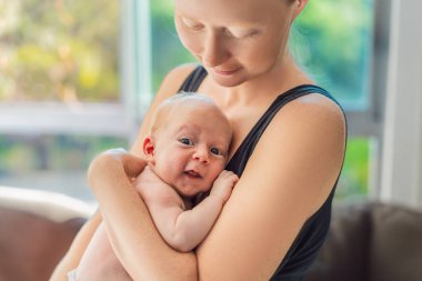 Bir anne sevgiyle yeni doğmuş bebeğini kucaklar, onları göğsüne yakın tutar. Yumuşak bir sıcaklık, güven ve derin anne sevgisi. Bağlanmayı, rahatlığı ve kırılmaz bağı sembolize ediyor.