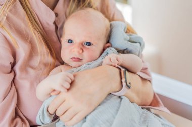 Bir anne sevgiyle yeni doğmuş bebeğini kucaklar, onları göğsüne yakın tutar. Yumuşak bir sıcaklık, güven ve derin anne sevgisi. Bağlanmayı, rahatlığı ve kırılmaz bağı sembolize ediyor.