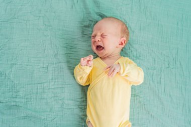 Yeni doğmuş bir bebek yumuşak bir muslin kundakta yatarken ağlar, duygularını ifade eder ve teselli arar. Çocukluk döneminin hassas ve doğal bir anı. Savunmasızlığı, ihtiyaçları ve ebeveyn bakımını sembolize ediyor..