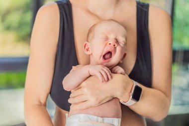 Bir anne sevgiyle yeni doğmuş bebeğini kucaklar, onları göğsüne yakın tutar. Yumuşak bir sıcaklık, güven ve derin anne sevgisi. Bağlanmayı, rahatlığı ve kırılmaz bağı sembolize ediyor.