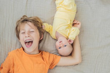 Genç bir çocuk ve yeni doğan erkek kardeşi yumuşak bir muslin battaniyeye uzanıp kardeşçe bir anı paylaşıyorlar. Yürek ısıtan bir kardeş sevgisi, bağlılık ve hayat boyu sürecek bir bağlantının başlangıcı..