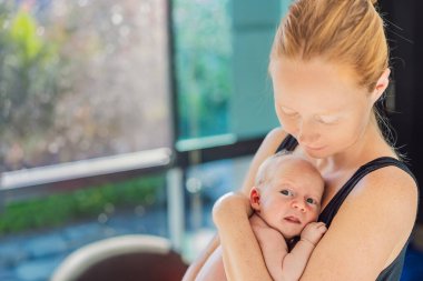 Bir anne sevgiyle yeni doğmuş bebeğini kucaklar, onları göğsüne yakın tutar. Yumuşak bir sıcaklık, güven ve derin anne sevgisi. Bağlanmayı, rahatlığı ve kırılmaz bağı sembolize ediyor.