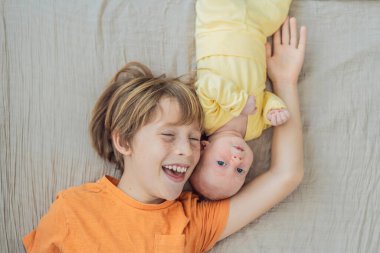 Genç bir çocuk ve yeni doğan erkek kardeşi yumuşak bir muslin battaniyeye uzanıp kardeşçe bir anı paylaşıyorlar. Yürek ısıtan bir kardeş sevgisi, bağlılık ve hayat boyu sürecek bir bağlantının başlangıcı..