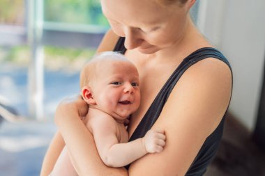 Bir anne sevgiyle yeni doğmuş bebeğini kucaklar, onları göğsüne yakın tutar. Yumuşak bir sıcaklık, güven ve derin anne sevgisi. Bağlanmayı, rahatlığı ve kırılmaz bağı sembolize ediyor.