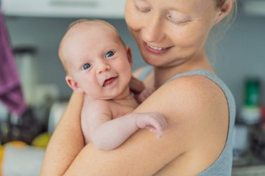 Bir anne sevgiyle yeni doğmuş bebeğini kucaklar, onları göğsüne yakın tutar. Yumuşak bir sıcaklık, güven ve derin anne sevgisi. Bağlanmayı, rahatlığı ve kırılmaz bağı sembolize ediyor.