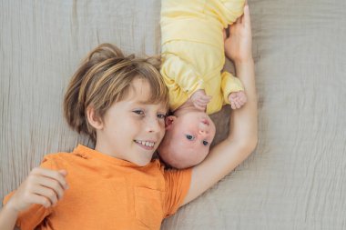 Genç bir çocuk ve yeni doğan erkek kardeşi yumuşak bir muslin battaniyeye uzanıp kardeşçe bir anı paylaşıyorlar. Yürek ısıtan bir kardeş sevgisi, bağlılık ve hayat boyu sürecek bir bağlantının başlangıcı..