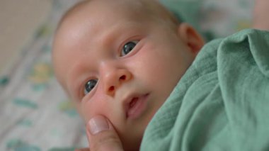 Bir baba yeni doğmuş çocuğuna şefkatle dokunur, sevgi, ilgi ve duygusal bağ ile dolu yürek ısıtan bir an yaratır. Babalığın, bağlantının ve yeni hayatın neşesinin dokunaklı bir sahnesi