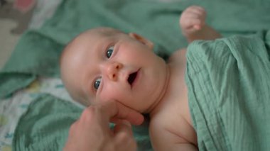 Bir baba yeni doğmuş çocuğuna şefkatle dokunur, sevgi, ilgi ve duygusal bağ ile dolu yürek ısıtan bir an yaratır. Babalığın, bağlantının ve yeni hayatın neşesinin dokunaklı bir sahnesi