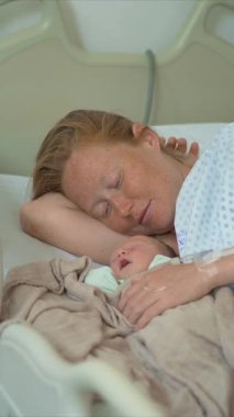 Genç bir kadın hastane yatağında, yanında yeni doğmuş çocuğuyla yatıyor. Hassas ve duygusal bir bağ kurma, aşk ve klinik ortamda anneliğin başlangıcı.