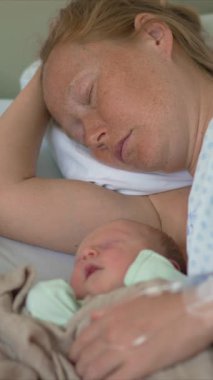 Genç bir kadın hastane yatağında, yanında yeni doğmuş çocuğuyla yatıyor. Hassas ve duygusal bir bağ kurma, aşk ve klinik ortamda anneliğin başlangıcı.