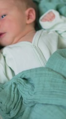 Yeni doğmuş bir çocuk modern bir çocuk kliniğindeki bir hastane beşiğinde huzur içinde yatıyor. Yenidoğan bakımı için huzurlu ve güvenli bir ortam, bebekler için konfor ve profesyonel sağlık hizmetlerinin altını çizmek