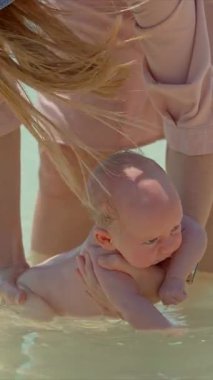 Bir anne yeni doğan bebeğini güneşli bir plaj gününde ilk kez nazikçe denize tanıtır. Yürek ısıtan bir an aşkı yakalıyor, bağ kuruyor ve bebeklerin okyanusla ilk deneyimini yaşıyor..