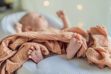 Yeni doğmuş bebek rahat bir bebek yuvasında dinleniyor. Bebekler için güvenli ve huzurlu uyku konsepti.